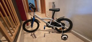 Bicicleta infantil con ruedines esta como nueva