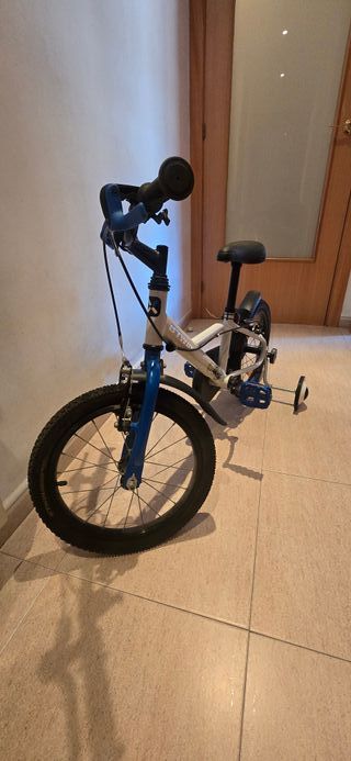 Bicicleta infantil con ruedines esta como nueva