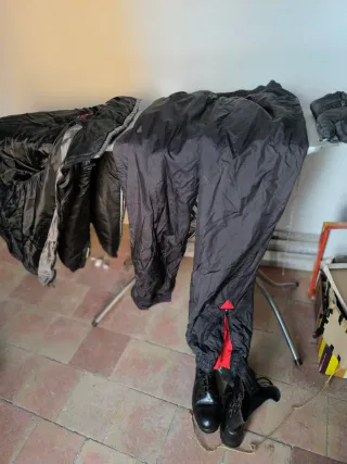 Chaqueta negra y gris ,pantalones+ guantes nieve