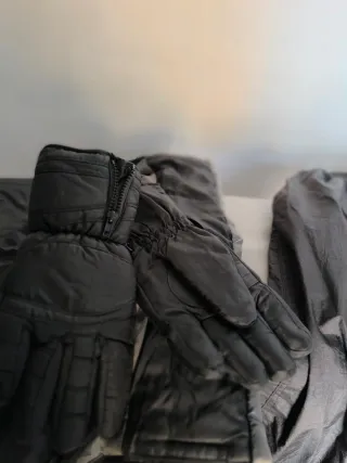 Chaqueta negra y gris ,pantalones+ guantes nieve