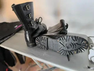 Chaqueta negra y gris ,pantalones+ guantes nieve