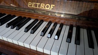 Piano de pared PETROF K 114