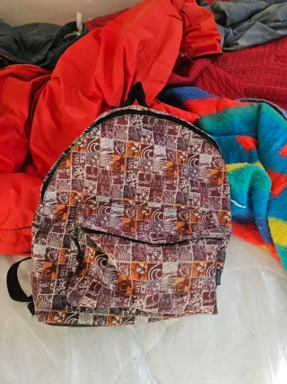 Zaino nero e multicolore