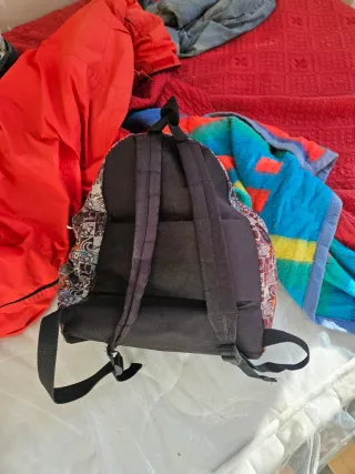 Zaino nero e multicolore