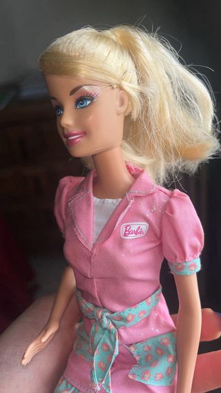 Muñeca Barbie rosa