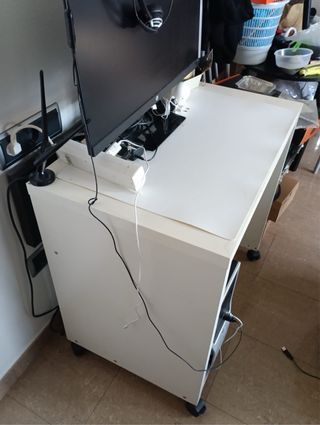 Tavolo da scrivania con ruote