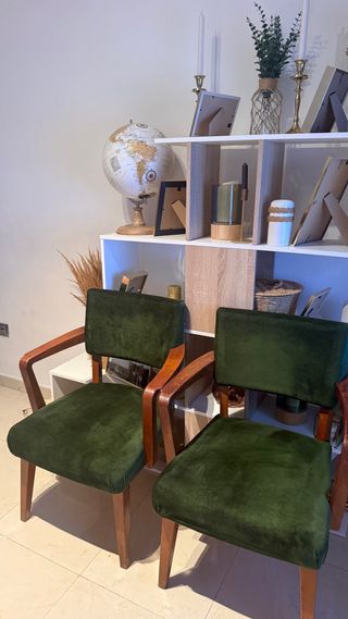 Sillones de terciopelo verde y madera