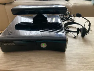 Xbox 360 Negra con Mando y Juegos