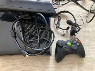 Xbox 360 Negra con Mando y Juegos