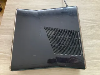 Xbox 360 Negra con Mando y Juegos