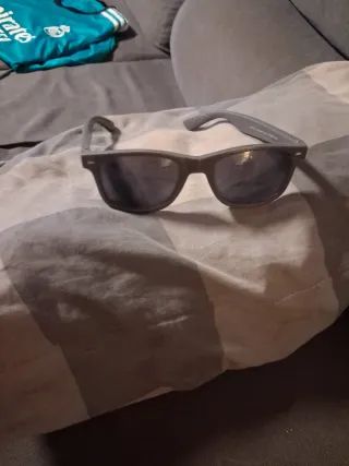 Gafas de sol negras y grises