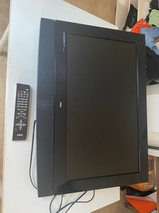 Televisor OKI 32 con soporte de pared