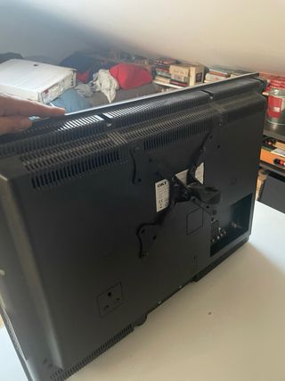 Televisor OKI 32 con soporte de pared
