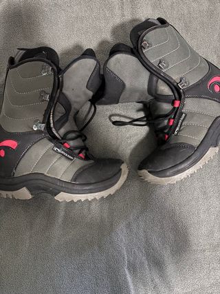 Botas de Snowboard Grises y Rojas