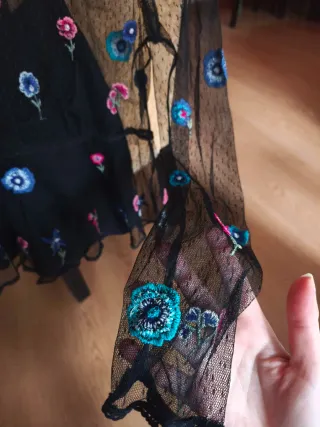 Camiseta de encaje con bordado floral