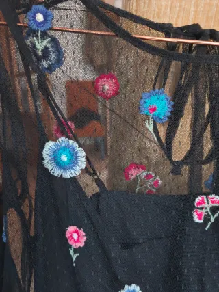 Camiseta de encaje con bordado floral