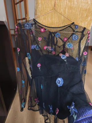 Camiseta de encaje con bordado floral