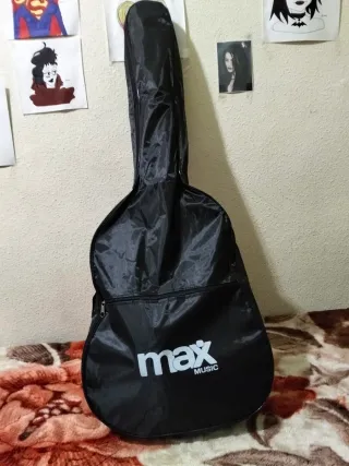 Guitarra MAX MUSIC Negra - A Estrenar, con pack .