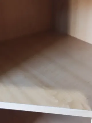 Estantería de rincón de madera