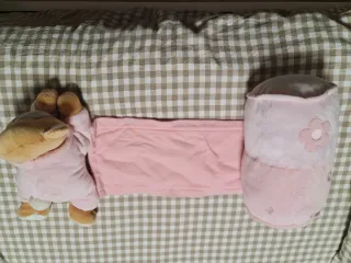 Cojín antivuelco bebé musical rosa