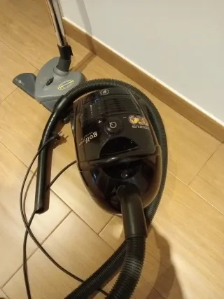 Aspiradora negra con manguera y tubo