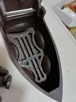 Bonita Plancha antigua de carbon