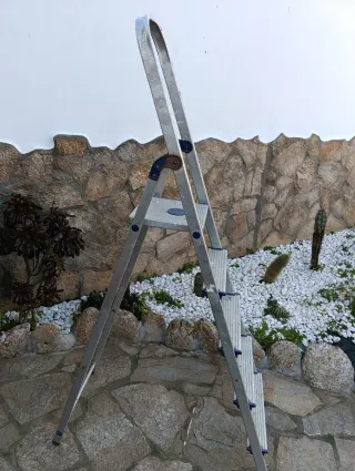 Escalera de aluminio plegable