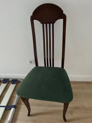 Mesa redonda extensible + 3 sillas + sofá