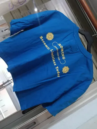 Crop top azul con girasoles