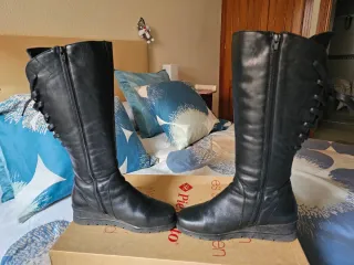 Botas altas de piel negras