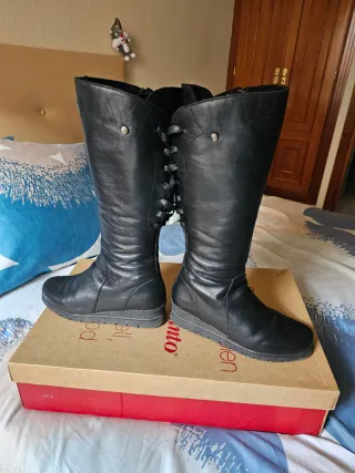 Botas altas de piel negras