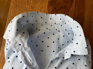 Camisa azul celeste con topitos