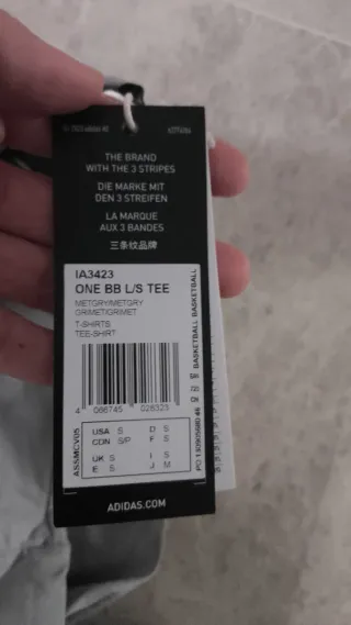 Camiseta Adidas entrenamiento gris.