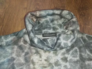 Jersey cuello alto estampado