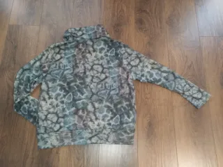 Jersey cuello alto estampado