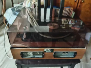 Tocadiscos antiguo madera y negro