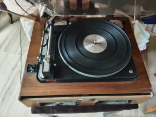 Tocadiscos antiguo madera y negro
