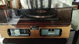 Tocadiscos antiguo madera y negro