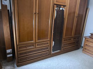 Armario de madera grande