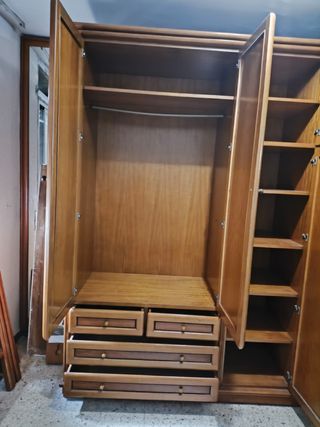 Armario de madera grande