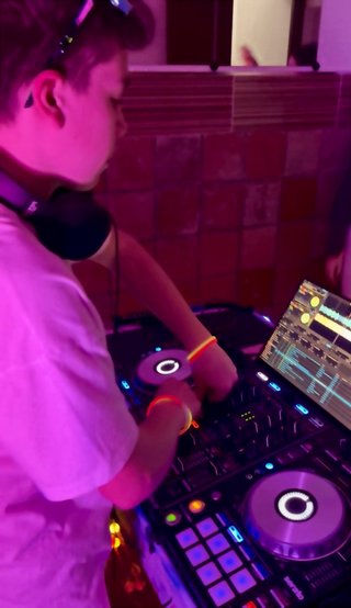 DJ/PRODUCTOR: Reguetón, clásicos, 80s-90s, mashups
