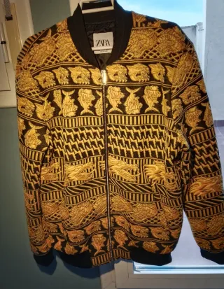 Cazadora Bomber Zara Negra y Dorada