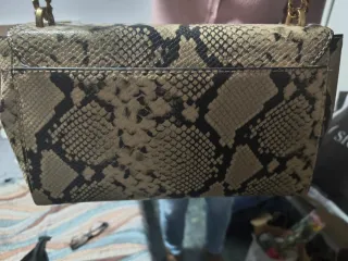 Bolso Guess estampado serpiente