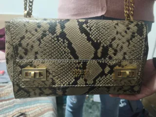 Bolso Guess estampado serpiente