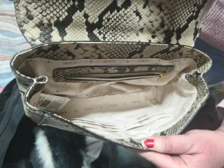 Bolso Guess estampado serpiente