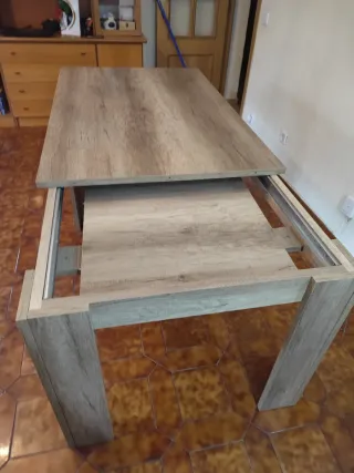 Mesa de comedor de madera