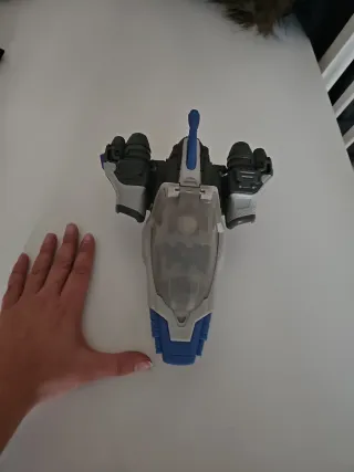 Nave espacial de juguete dispara flecha