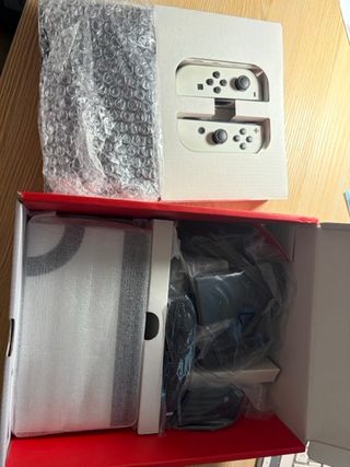 Nintendo Switch OLED con 2 giochi