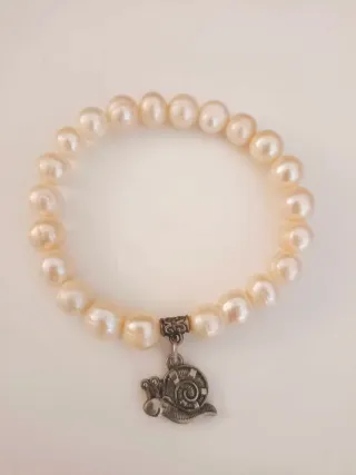 Pulsera de perlas con charm de caracol