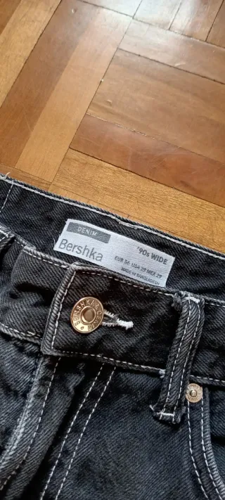 Pantalón vaquero negro corte recto costuras blanca